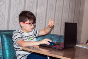 Okulary do komputera dla dzieci – obowiązek czy konieczność?