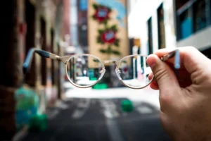 Okulary do chodzenia – jakie wybrać? Plusy czy minusy?