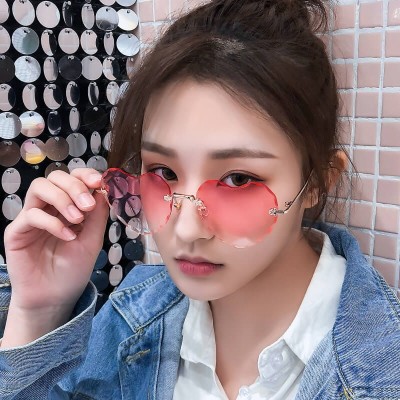 Damskie okulary przeciwsłoneczne Serca Glamour bezramkowe SKK-02E