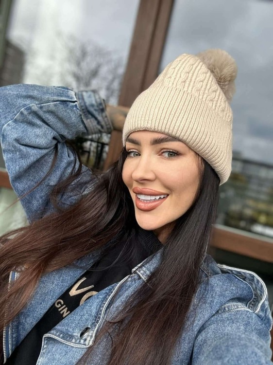 Damska czapka zimowa z pomponem kremowa ST-564A
