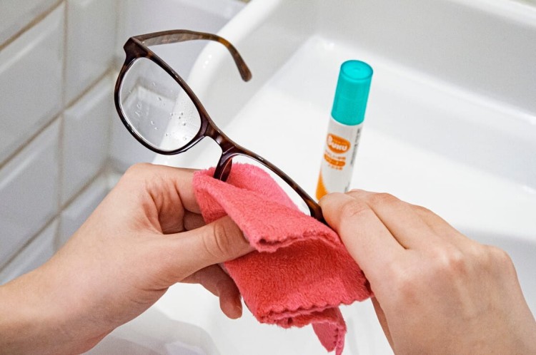 Japoński płyn do codziennego czyszczenia soczewek w okularach SOFT99 spray 18ml