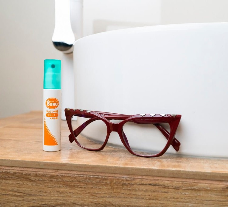 Japoński płyn do codziennego czyszczenia soczewek w okularach SOFT99 spray 18ml