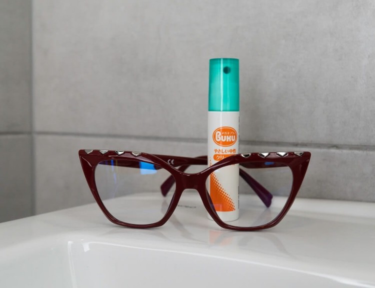 Japoński płyn do codziennego czyszczenia soczewek w okularach SOFT99 spray 18ml