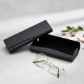 Czarne etui na okulary korekcyjne zamykane na magnes STHC-93 real.jpg
