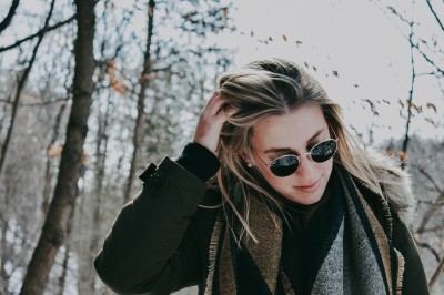 Czy nosić okulary słoneczne w zimie?