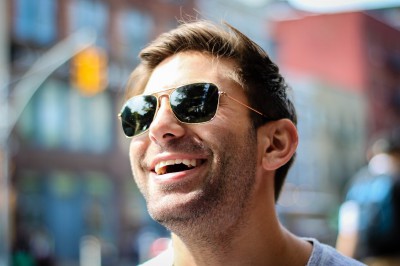 Okulary przeciwsłoneczne dla niego - jak dopasować je do kształtu twarzy?
