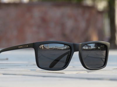 Czarne okulary przeciwsłoneczne - klasyka, która nie wychodzi z mody