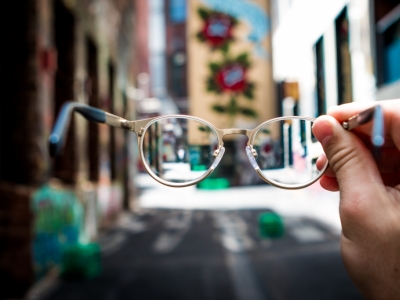 Okulary do chodzenia – jakie wybrać? Plusy czy minusy?